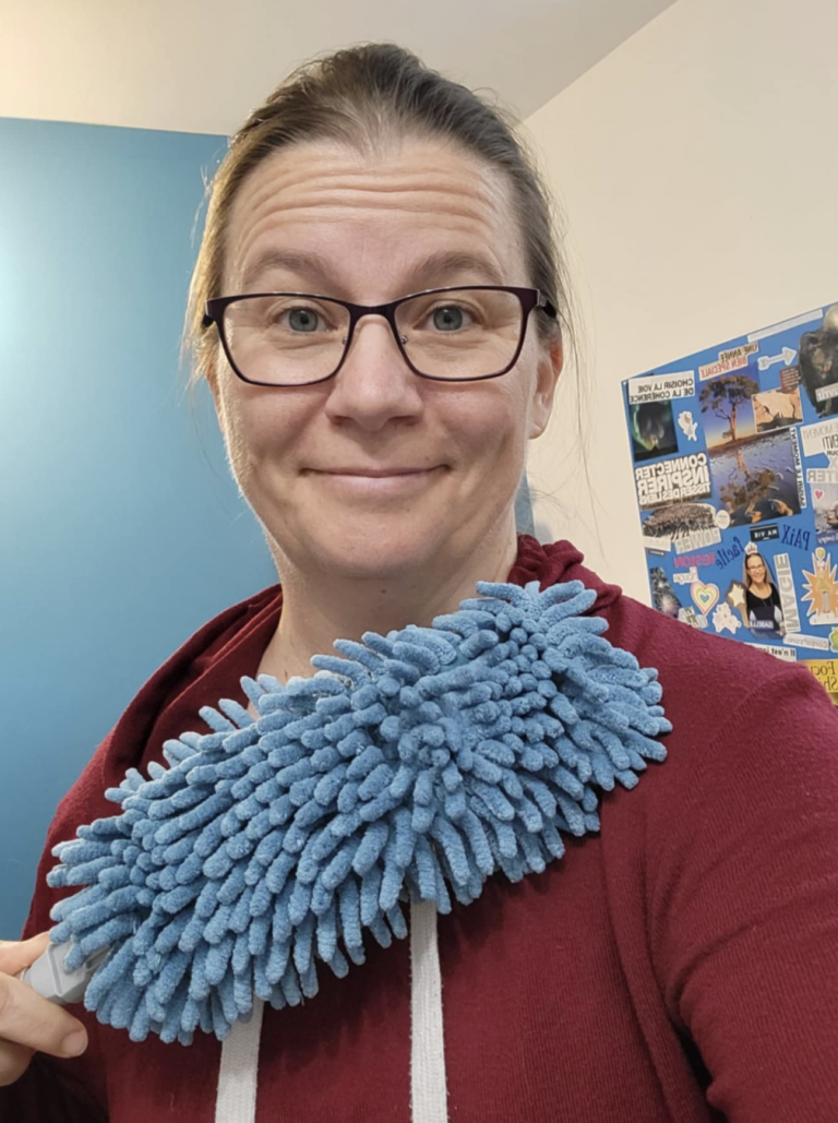 Isabelle Parent et un produit Norwex Photo Isabelle Parent fondatrice de l'espace Étincelles groupe de réseautage pour femmes entrepreures avec un produit Norwex